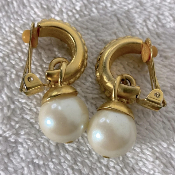 Vintage Gold Tone W Faux Pearls Clip On Earrings - Picture 3 of 9